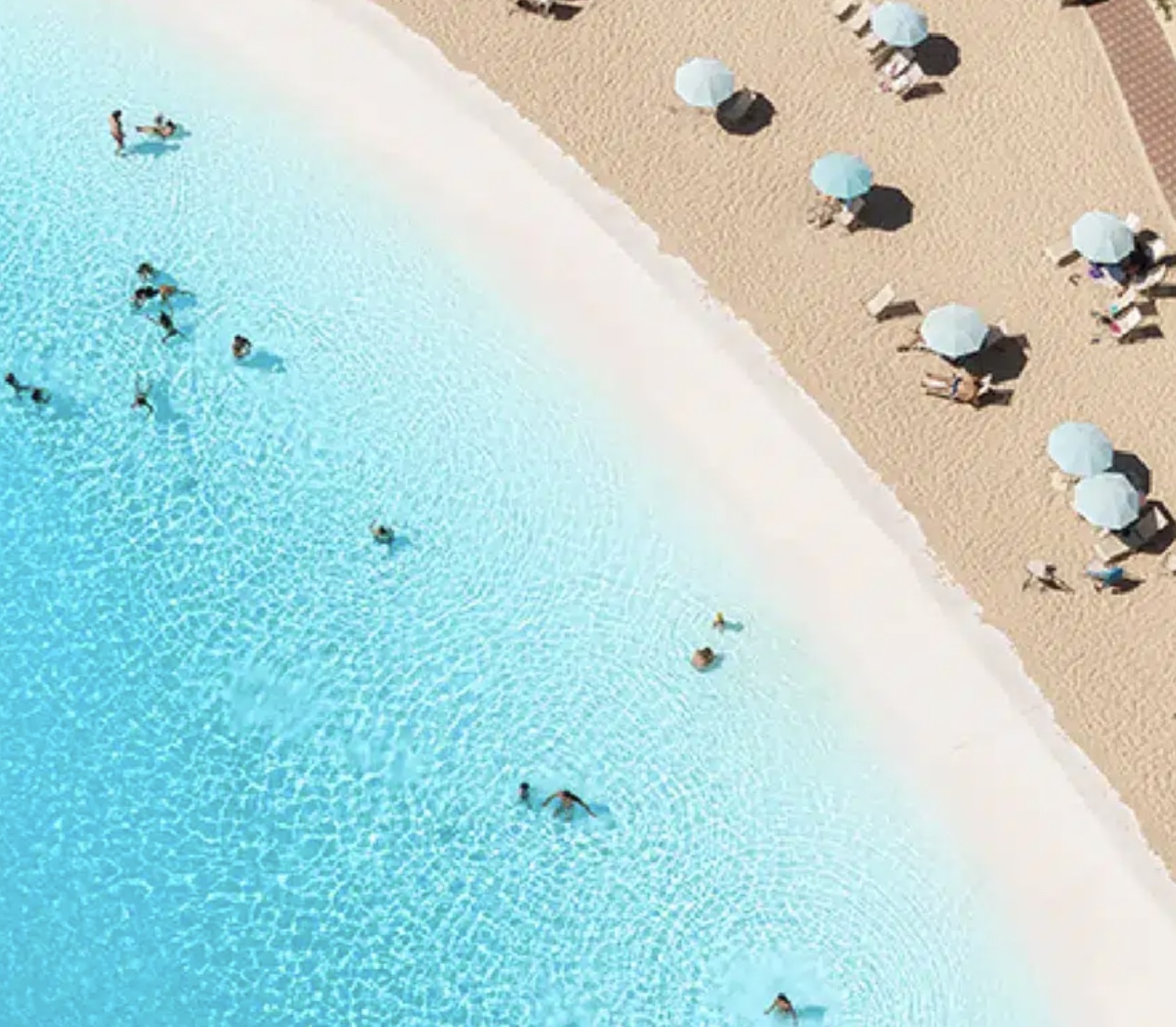 Vista aérea da praia e lagoa cristalina